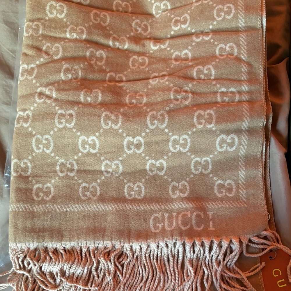 2 Designer scarfs Gucci Louis Vuitton